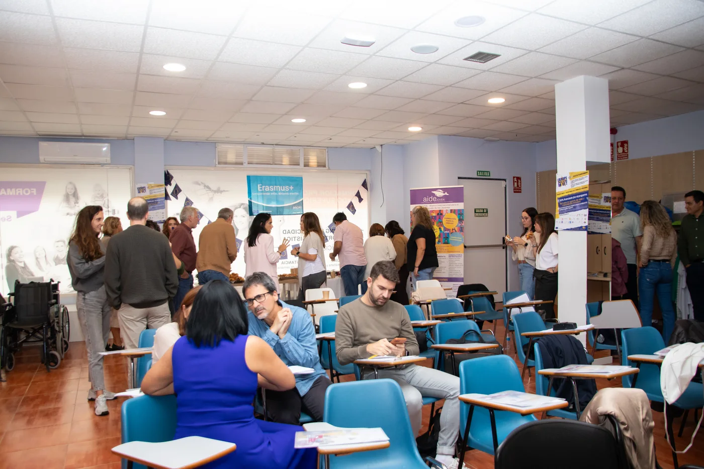 Education professionals exchanging ideas during an AIDEJOVEN networking session